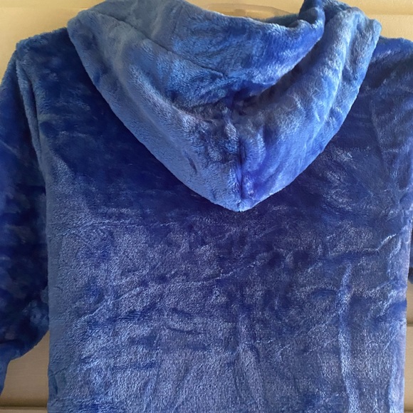 NEW Unisex child's robe . Pretty blue and extremely soft. - Picture 4 of 5